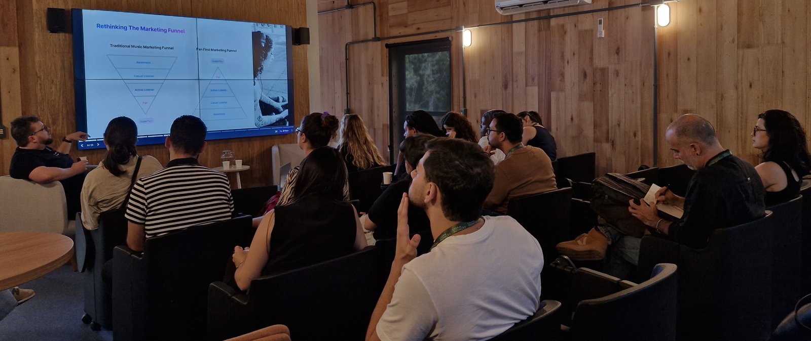 Fan First: Estratégias direct-to-fan Do funil tradicional ao engajamento de superfãs